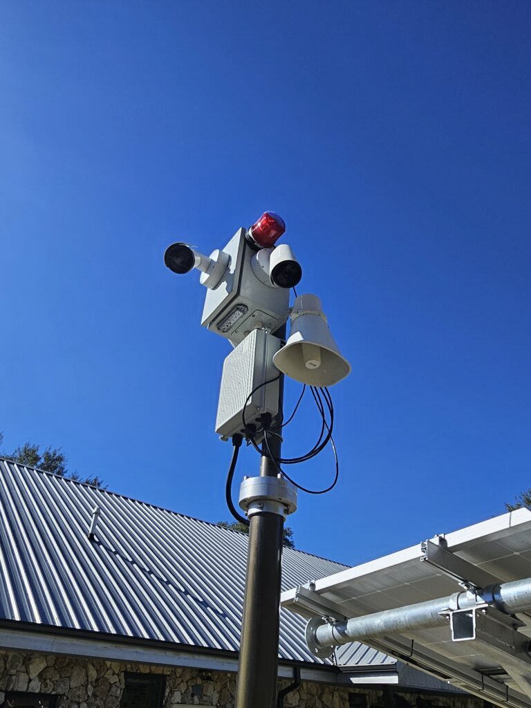 4K mobile security camera system with speaker, siren, and strobe lights for remote surveillance in Texas